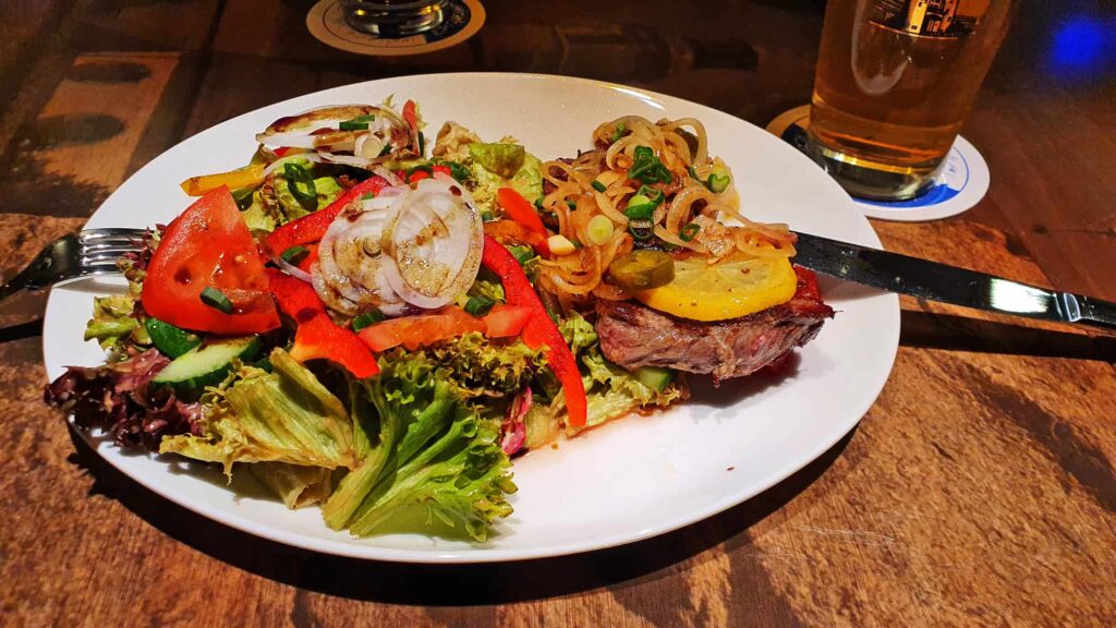 rindersteak-mit-salat