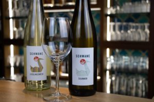 schwane-silvaner-lieblingswein-mit-glas