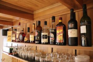 spirituosen-regal-bayrische-spezialitaeten