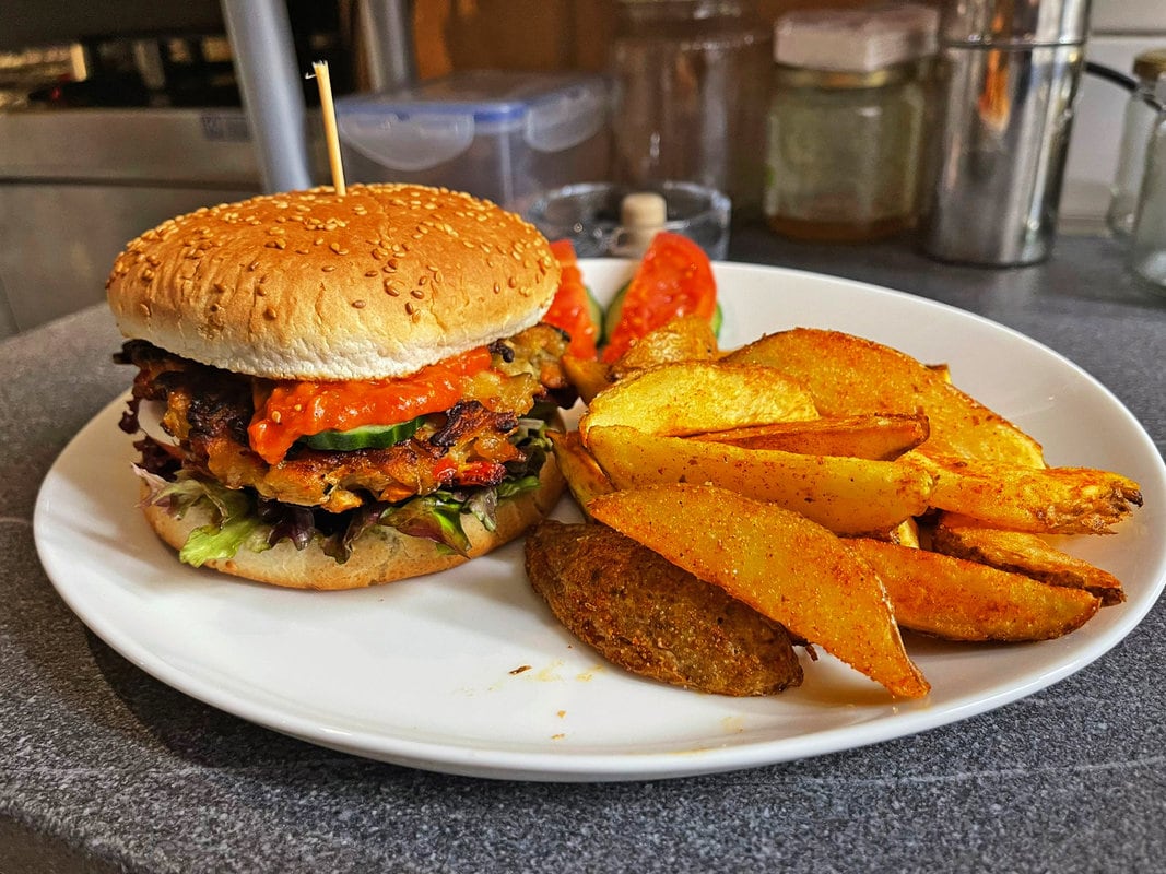 veganer-gemueseburger-mit-wedges
