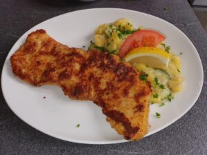 bistro-schnitzel-wiener-art-mit-kartoffelsalat
